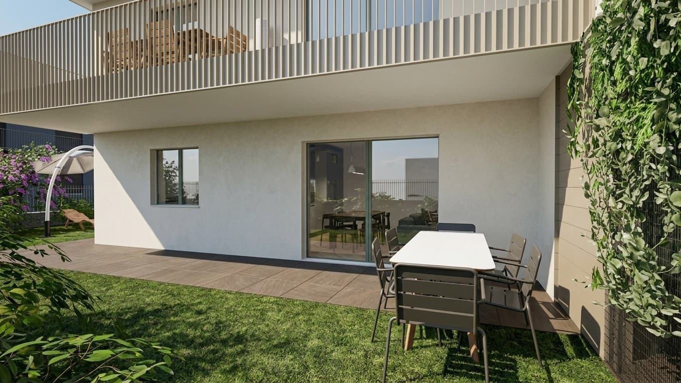 Giardino privato del trilocale B a Cuorgnè, con portico pavimentato e tavolo da pranzo all'aperto